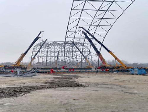 天外天吊裝義煤網架安裝現場作業中